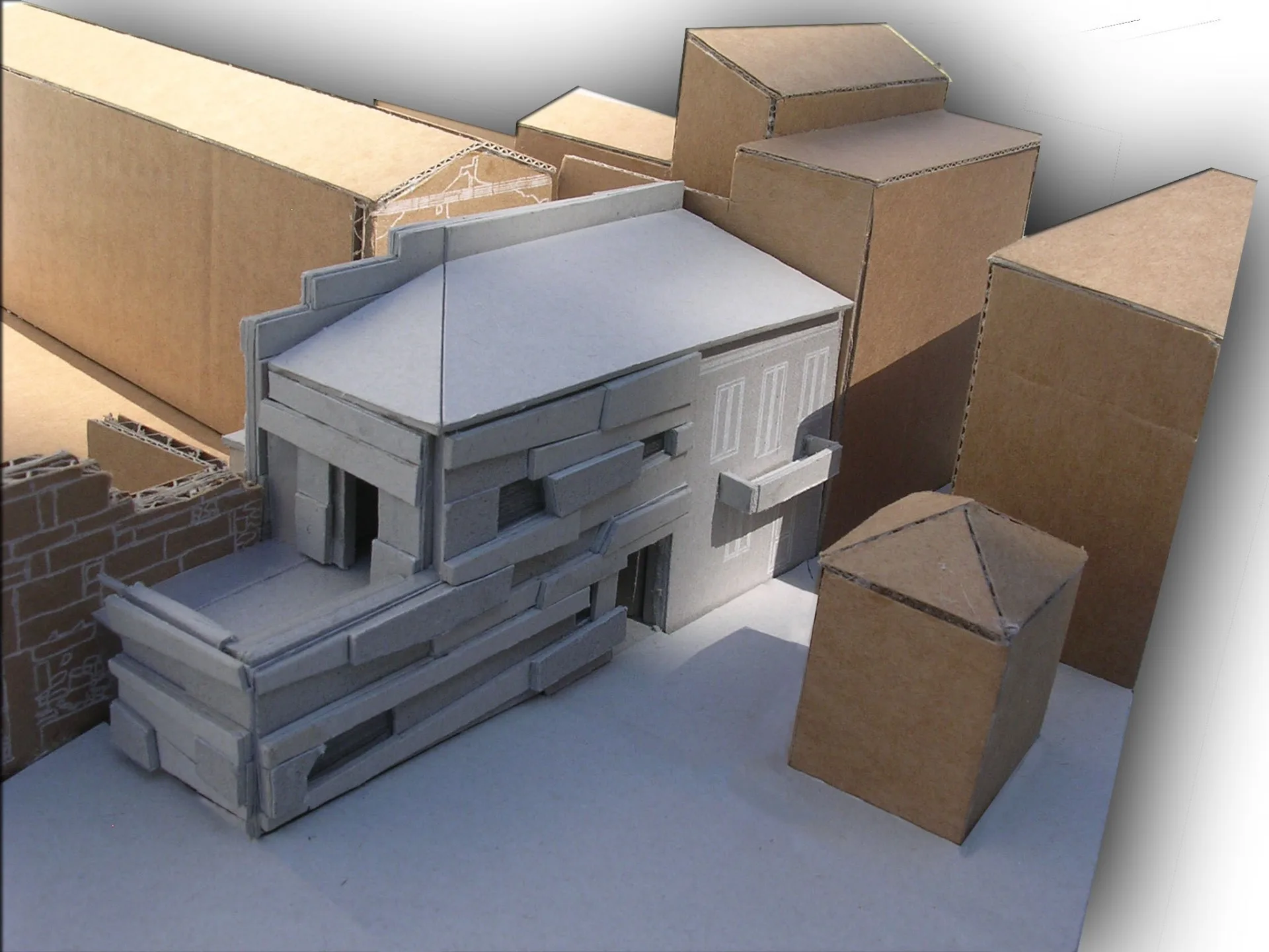 Integration of a modern building in a historic context